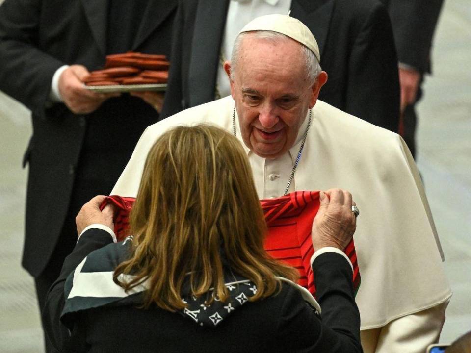 El papa se mostró muy agradecido con el gesto de la madre de CR7 y bendijo su camiseta.