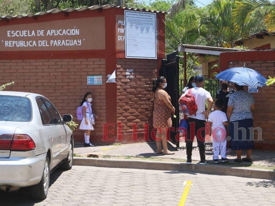 En la Escuela República de Paraguay, los alumnos asisten a clases de lunes a jueves y los viernes se imparte un reforzamiento a los alumnos que han tenido falencias en sus clases.