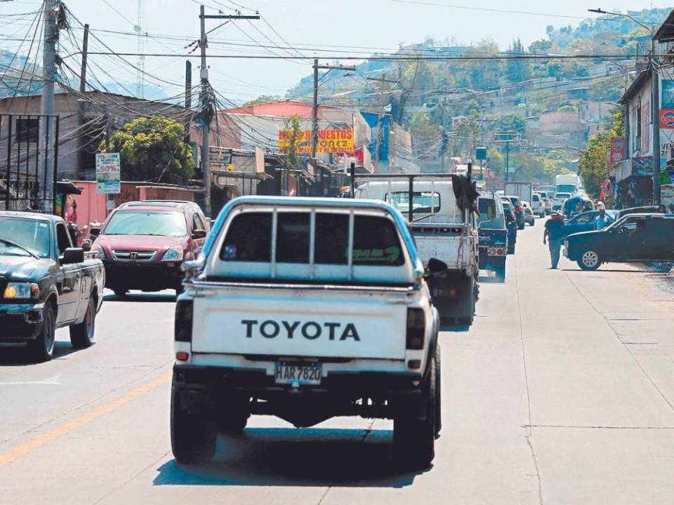 El tráfico que se genera en la salida a Danlí por la reparación de carretera principal, obliga a que muchas personas busquen rutas alternas.