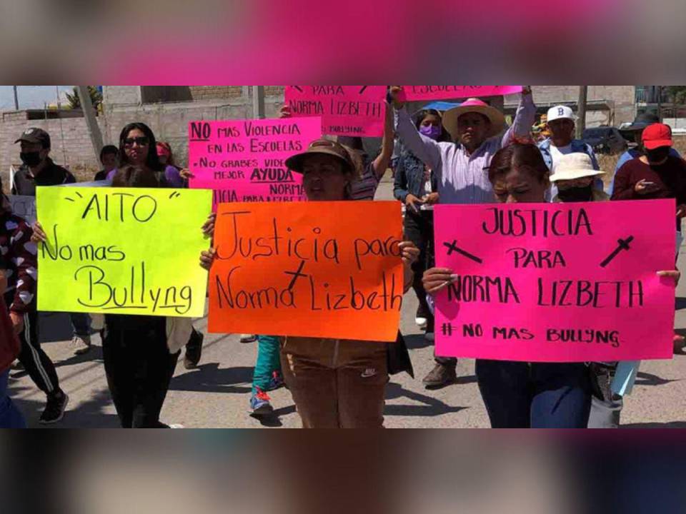 Norma Lizbeth Ramos Pérez, alumna de la Secundaria Anexa a la Normal 0518 del municipio de San Juan Teotihuacán, murió por los golpes que recibió de una de sus compañeras. Este caso ha conmocionado México, donde las personas salen a las calles exigiendo justicia.