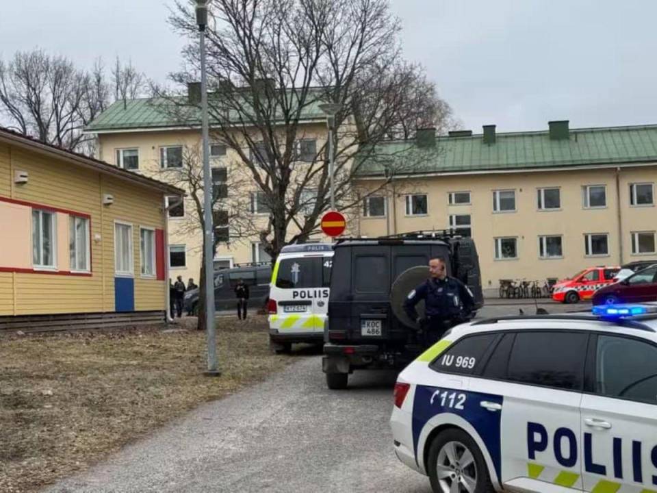 La policía respondió rápidamente y detuvo al sospechoso en Helsinki aproximadamente una hora después del tiroteo.