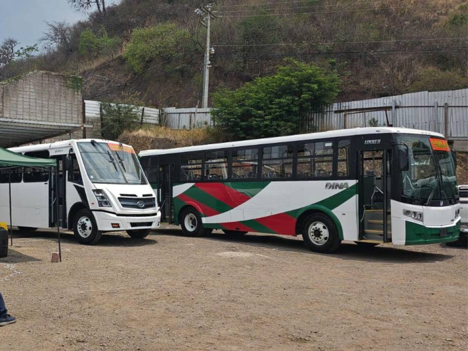 Estos son lo dos buses que harán la prueba piloto en el anillo periférico. Tendrán cámaras, cobro electrónico y GPS.