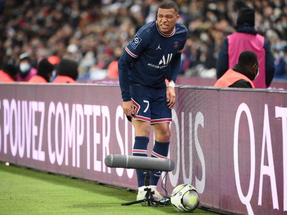 El delantero francés del París Saint-Germain, Kylian Mbappe, recupera el balón durante el partido de fútbol de la L1 francesa entre el París-Saint Germain (PSG) y el Saint-Etienne (ASSE) en el Estadio del Parque de los Príncipes en París el 26 de febrero de 2022.