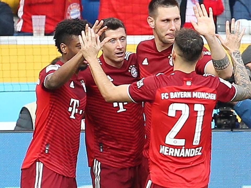 El delantero polaco del Bayern de Múnich Robert Lewandowski celebra el gol del 1-1 con el delantero francés del Bayern de Múnich Kingsley Coman.