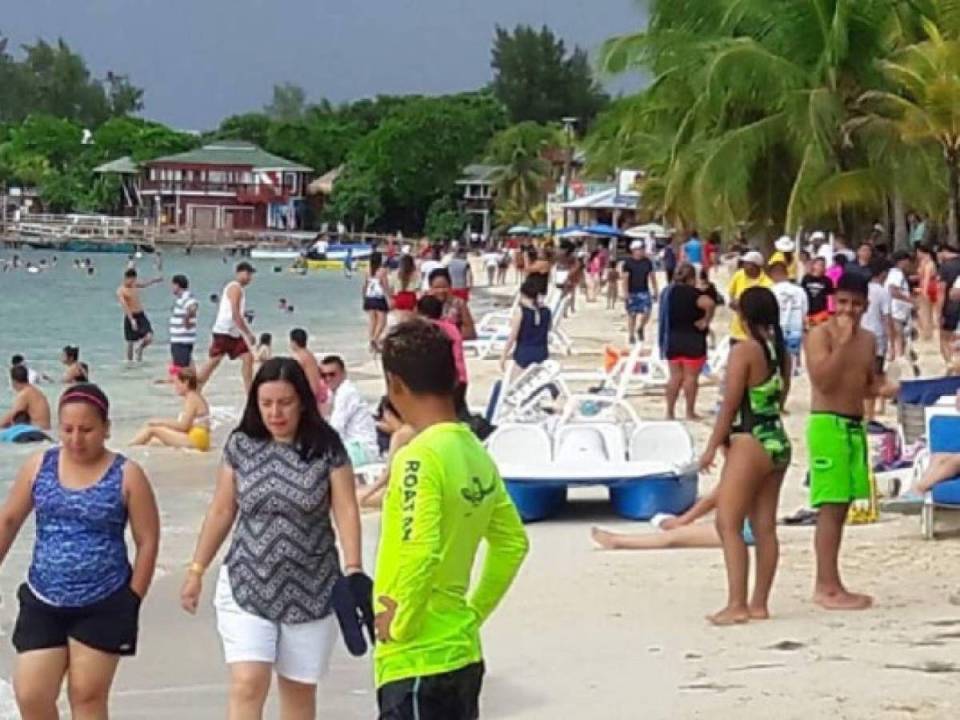 Miles de hondureños utilizan la Semana Santa para disfrutar de una vacaciones en la playa.