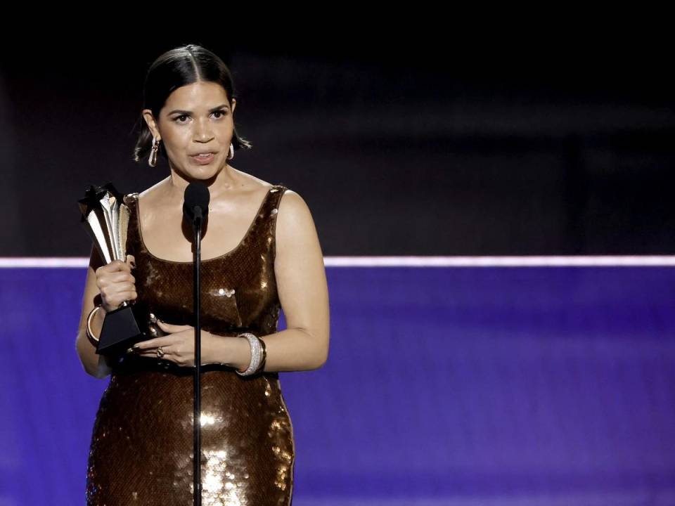 El premio SEE HER de los Critics Choice Awards 2024 fue otorgado a America Ferrera.