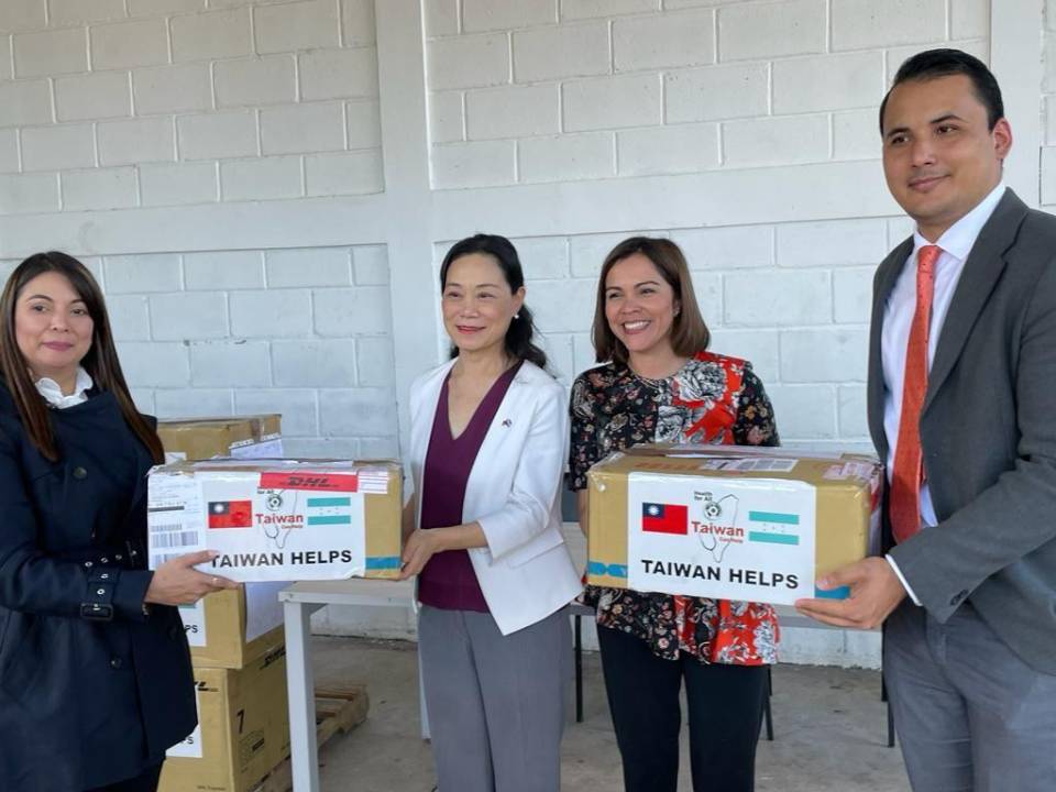 La donación fue recibida por la Subsecretaria de Salud Dra. Suani Montalván, en presencia de la Subsecretaria de Estado en los Despachos de Cooperación y Promoción Internacional, Embajadora Cindy Larissa Rodríguez.