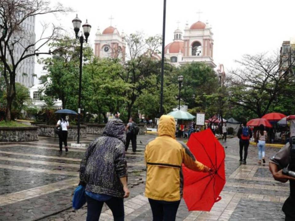 Piden a la población protegerse de las bajas temperaturas.