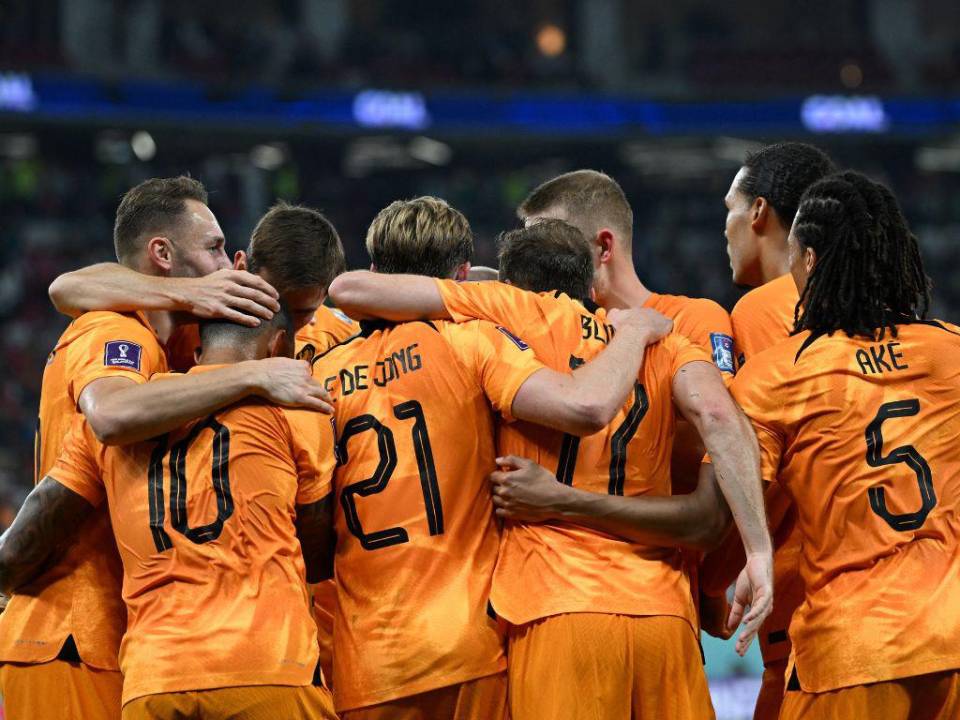 En un disputado partido en la media cancha, Países Bajos logró anotar el primer gol, gracias a un anticipo de Cody Gakpo. El segundo fue un fuerte remate de Davy Klaasse.