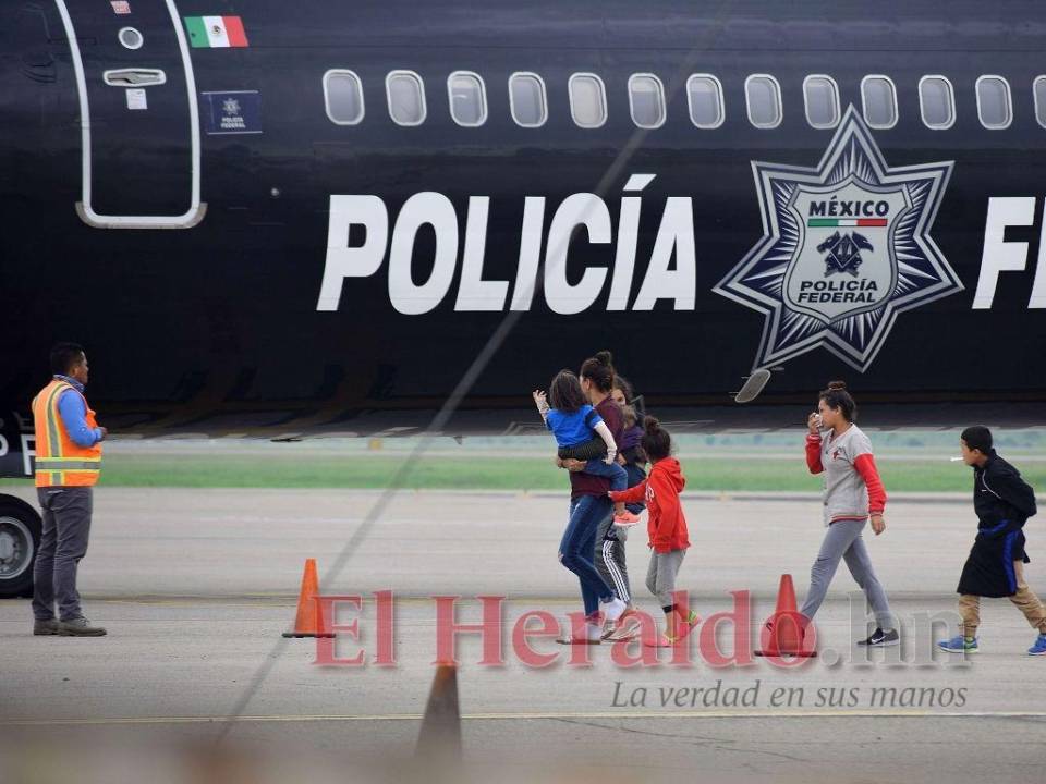 Los migrantes hondureños son retornados en aviones o buses.