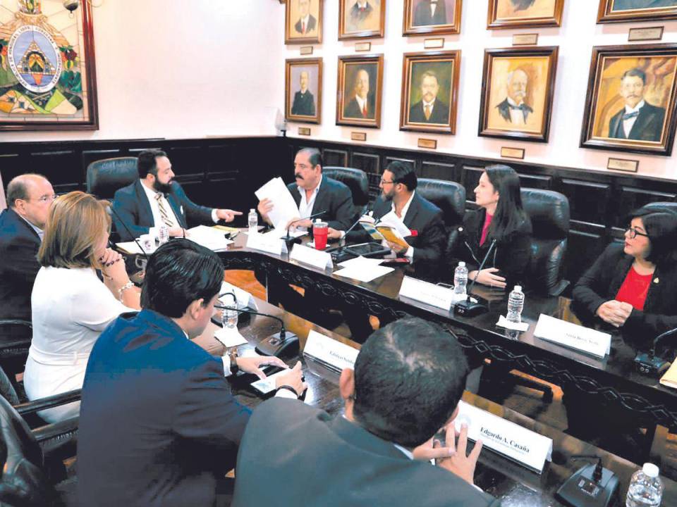 Tras una extensa reunión, la comisión convocó a sesión.