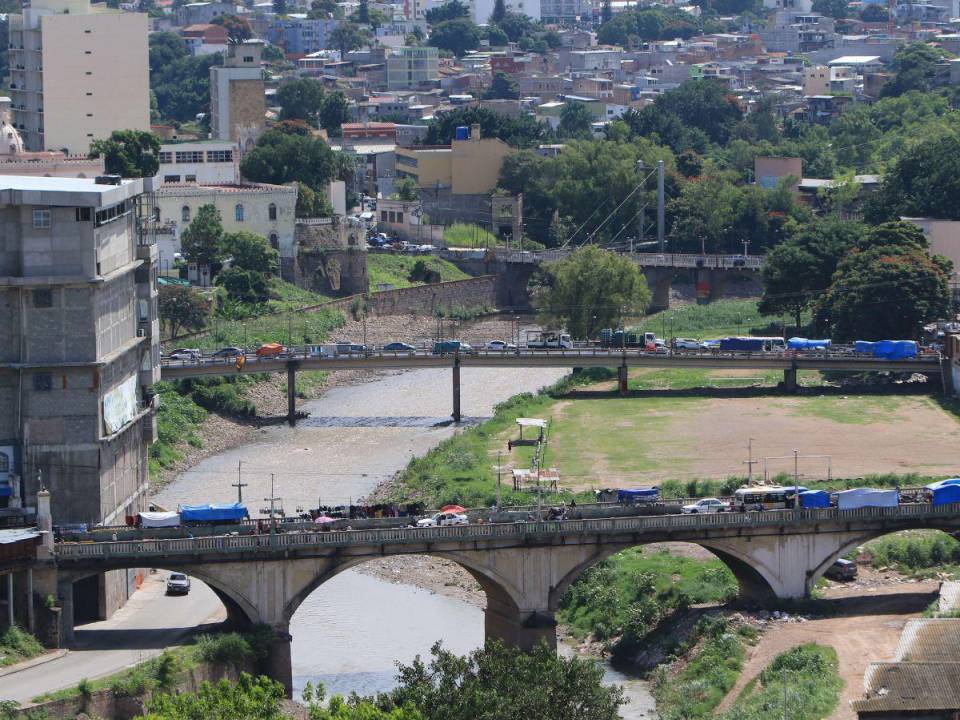 Debido al desbordamiento del río Choluteca se produjo el mayor daño, el agua sobrepasó varios de los edificios que se encuentran en la orilla de este afluente. En la actualidad el río luce dragado y con un amplio cauce sin nada que obstaculice el paso del agua.