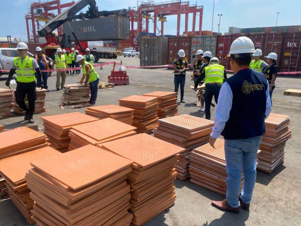 Imagen del folleto publicada por el Ministerio Público de Perú que muestra la incautación de 2,3 toneladas de cocaína en un envío de tejas de mayólica con destino a Turquía en el puerto de Callao, vecino a Lima, el 25 de marzo de 2023.