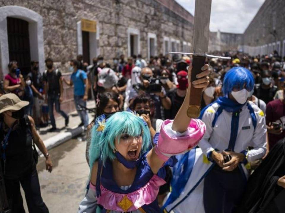 El desfile del sábado, muy informal por los callejones empedrados de la fortaleza de La Cabaña, formó parte de las actividades por la XXX Feria Internacional del Libro de La Habana.