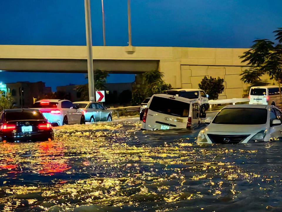 Las inusuales lluvias torrenciales en Dubái provocaron inundaciones en las modernas autopistas y caos en el aeropuerto. Estas son las imágenes de lo que ocurre en esta parte del mundo.