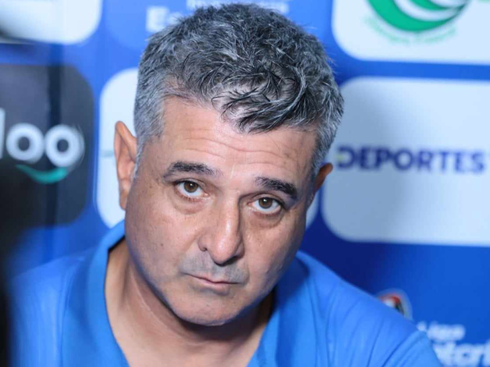 La mirada de Vásquez mostraba su descontento tras el doloroso empate en el partido ante Victoria.