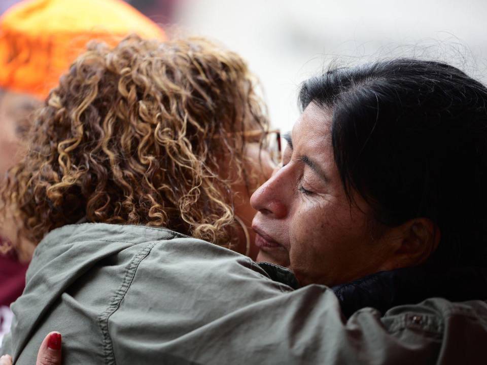Norma Rodríguez fue abrazada por varios manifestantes, en solidaridad con su caso.
