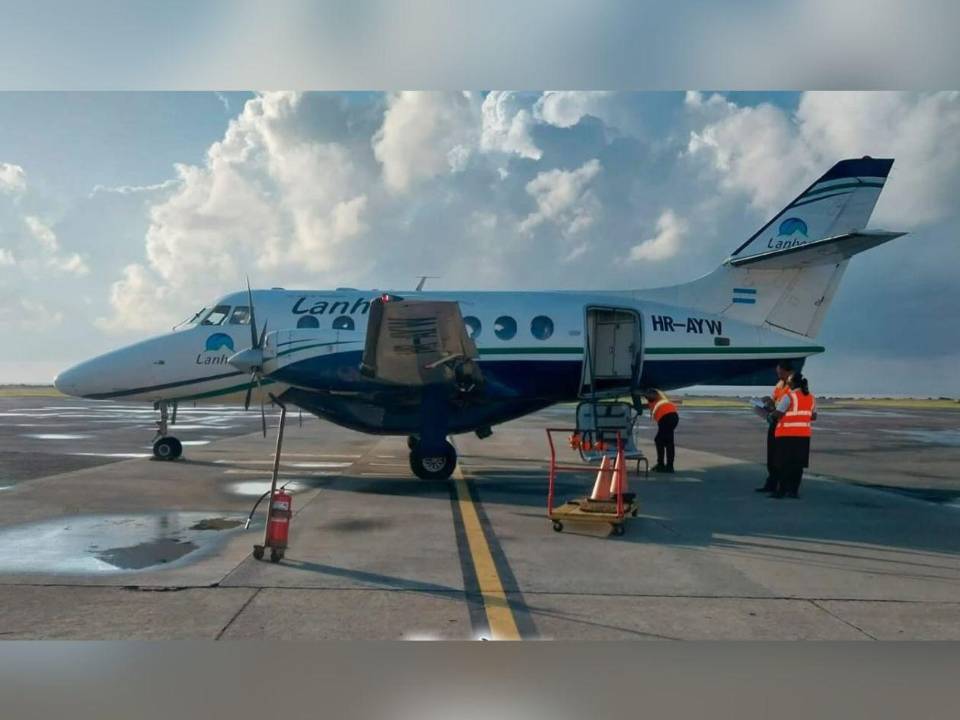 El avión Jetstream 32, con matrícula HR‑AYW, tenía capacidad para 19 pasajeros. El piloto del vuelo LNH-018 externó con un amigo la falta de mantenimiento de la aeronave.