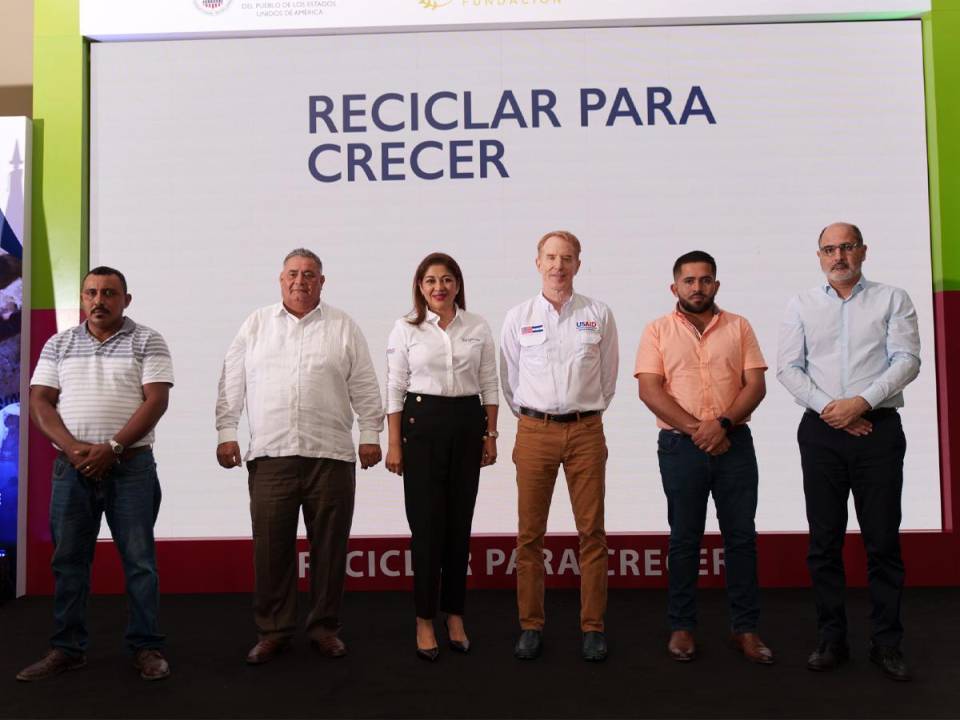 Representantes de la Fundación Cervecería Hondureña, USAID, CCIC, gobiernos locales y los recolectores.