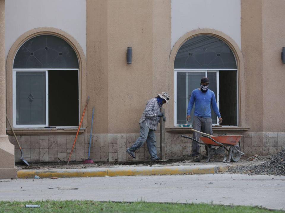 Las salas velatorias del Instituto Nacional de Jubilaciones y Pensiones de los Empleados y Funcionarios del Poder Ejecutivo (Injupemp) han estado abandonadas por 22 años y se han realizado varias remodelaciones con materiales de mala calidad, generando así una pérdida millonaria pagada por los pensionados. A continuación las imágenes de la nueva remodelación que se lleva a cabo en las salas Sagrado Corazón.