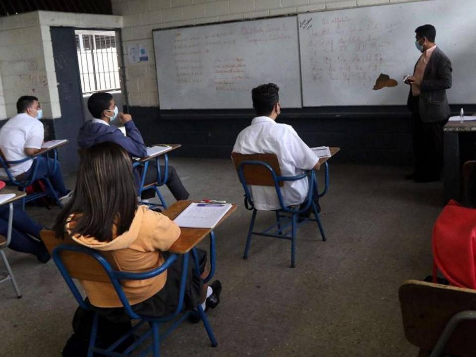 La escena no es muy diferente en la actualidad en cada aula o colegio, donde la clase de inglés se evalúa solo teóricamente y la práctica se relega.