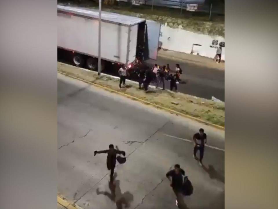 Migrantes logran escapar de un tráiler abandonado en Oaxaca, México.