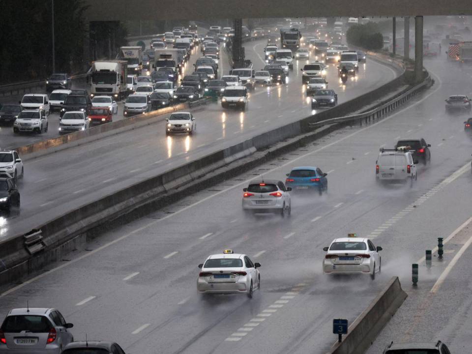 Esta fotografía tomada el 4 de septiembre de 2023 muestra coches circulando bajo la lluvia por la autopista M-30 de Madrid. España se ha visto azotada por unas lluvias torrenciales que dejaron seis muertos.