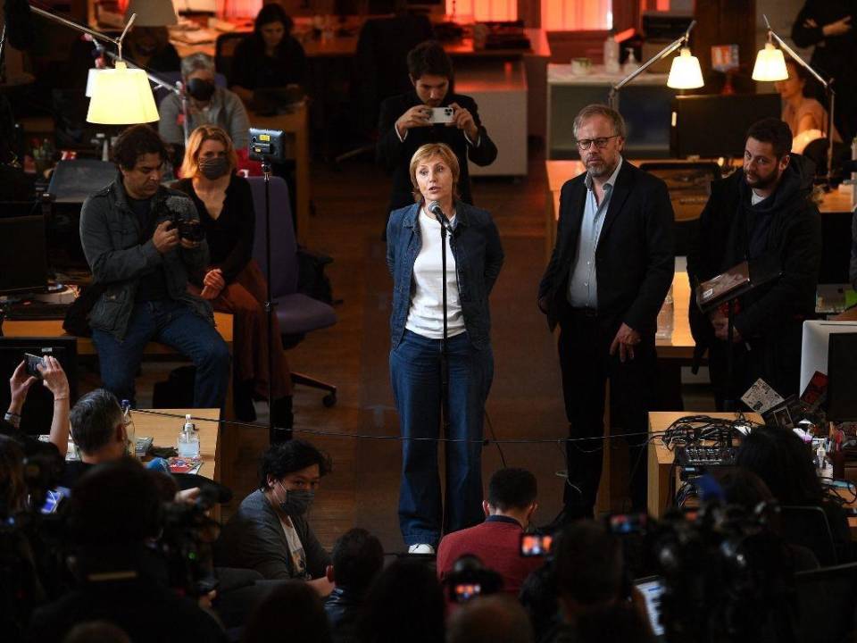 La periodista rusa Zhanna Agalakova junto a miembros de Reporteros sin Fronteras, en la conferencia de prensa en París, Francia.