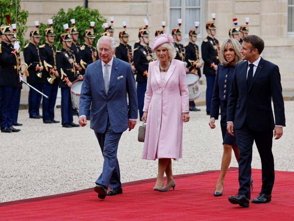El rey Carlos III de Gran Bretaña, la reina Camilla de Gran Bretaña, la esposa del presidente francés Brigitte Macron y el presidente francés Emmanuel Macron llegan al Palacio del Elíseo en París el 20 de septiembre de 2023, el primer día de una visita de estado a Francia.