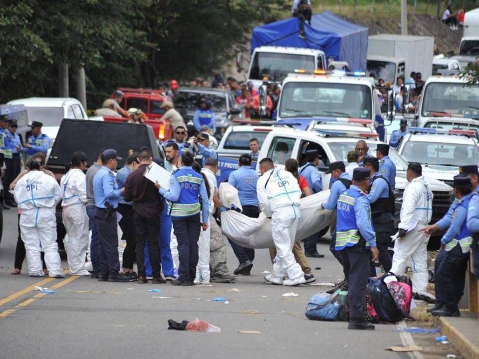 A la escena de la tragedia se sumaron los bomberos, militares, policías y personas particulares para ayudar a los heridos.