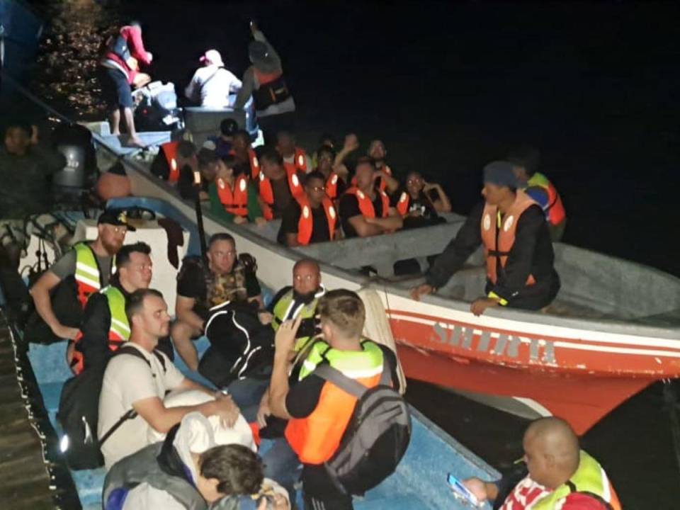 Momento en que los rescatados son trasladados en botes pertenecientes a la Base Naval de Caratasca (Banacar).