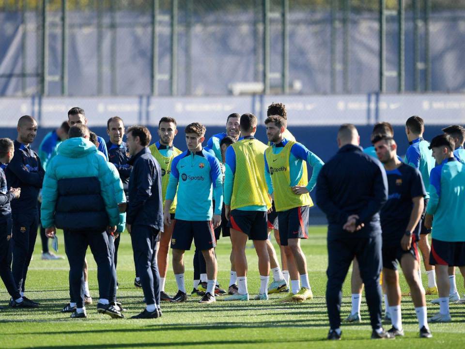 Los jugadores del Barcelona participan en una sesión de entrenamiento en el campo de entrenamiento Joan Gamper en Sant Joan Despi, cerca de Barcelona.