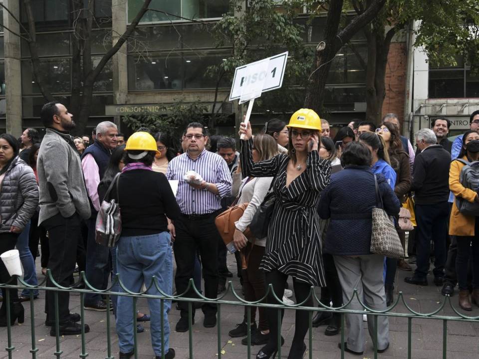 La gente espera en la calle después de un terremoto en la Ciudad de México el 7 de diciembre de 2023.