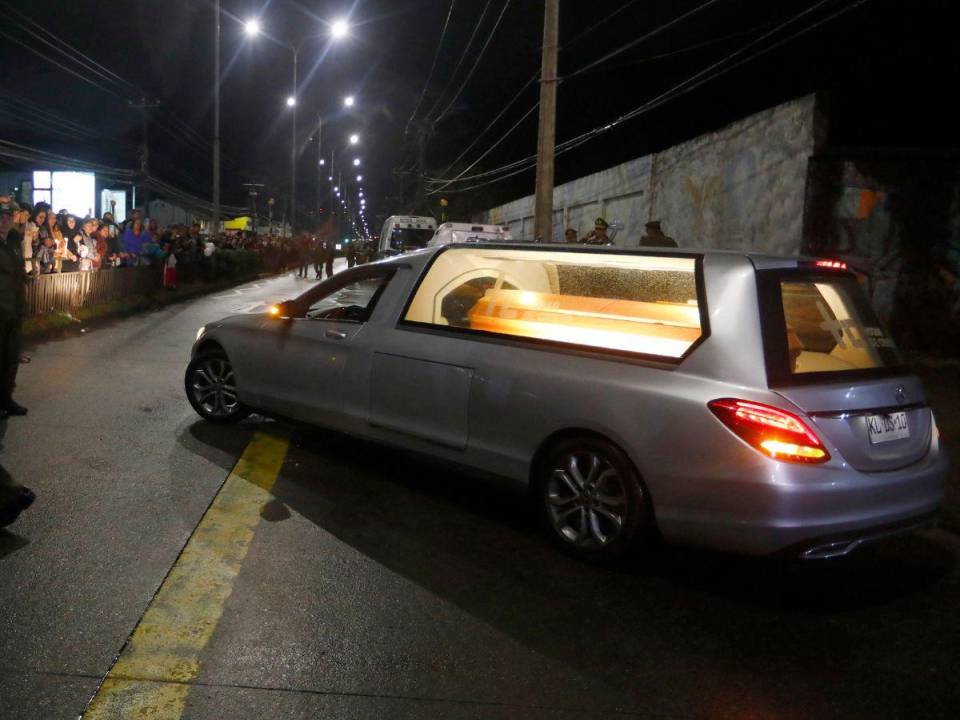 El cortejo fúnebre con los restos del expresidente Sebastián <b>Piñera</b>, fallecido el martes cuando el helicóptero que piloteaba se estrelló en Lago Ranco, partió este miércoles entre aplausos de la ciudad de Valdivia en el sur de Chile, que se prepara para tres días de funerales de Estado.