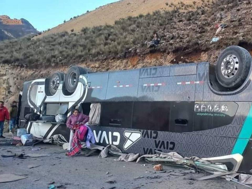 Al menos 13 personas murieron este martes al caer un autobús con más de 40 pasajeros por un abismo en la región andina de Ayacucho (sureste), informó el Ministerio de Salud de Perú.
