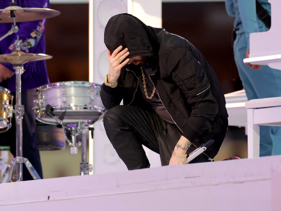 Momento en que Eminem se arrodilló sobre el escenario del show del halftime del Super Bowl.