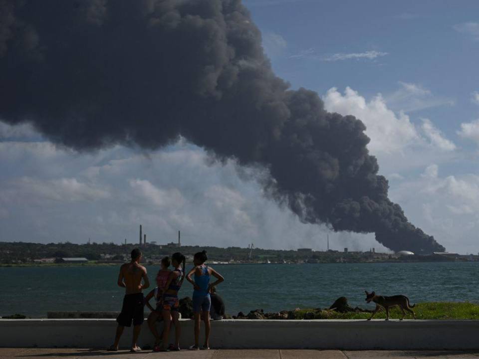 Las impactantes imágenes del pavoroso incendio tras el impacto de un rayo en Cuba