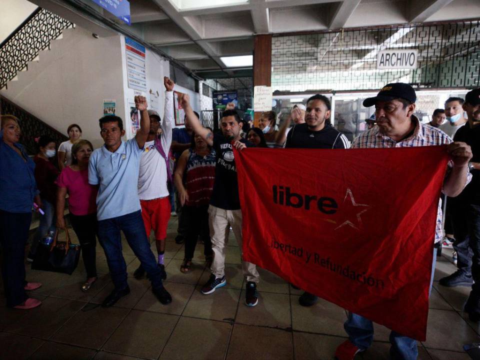 Los activistas fueron desalojados el viernes, pero regresaron nuevamente para cerrar el área administrativa de la RMS. Mantienen una posición firme y aseguran que se retirarán cuando tengan trabajo.