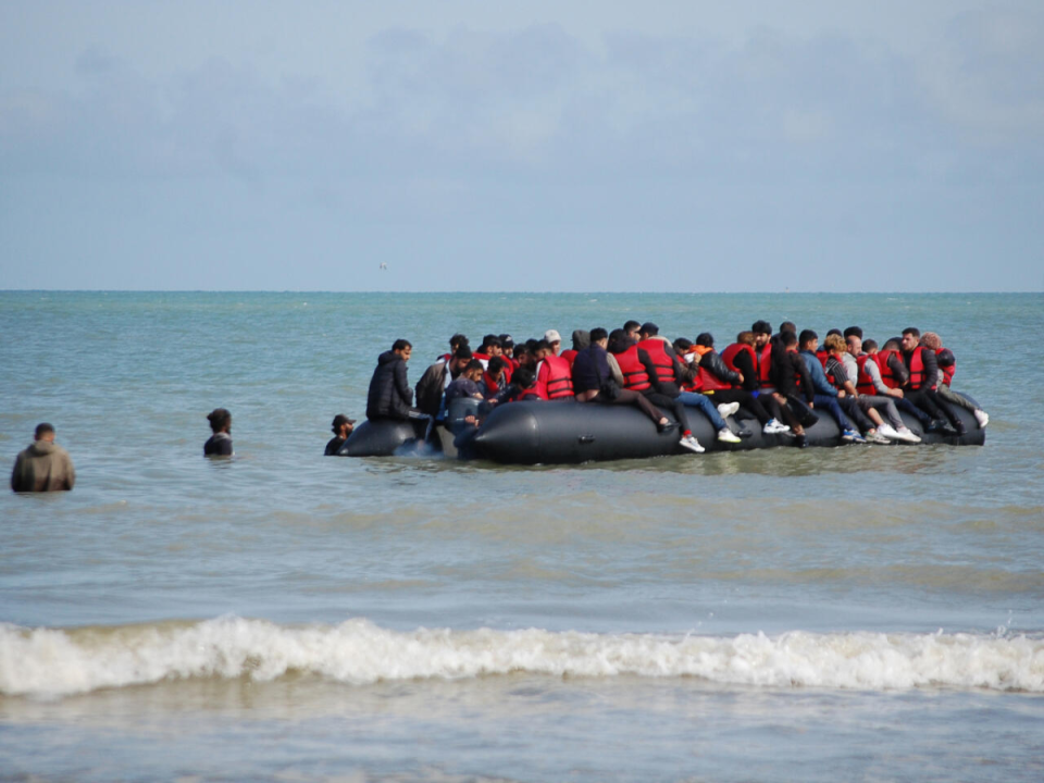 Migrantes embarcan en una lancha con la esperanza de llegar a Gran Bretaña desde la costa de Sangatte, en el norte de Francia, el 18 de julio de 2023.