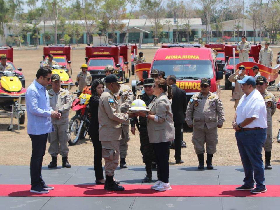El gobierno entregó 55 ambulancias que serán distribuídas a las diferentes estaciones a nivel nacional.
