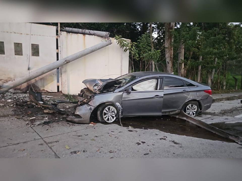 El vehículo impactó de frente contra el vehículo.