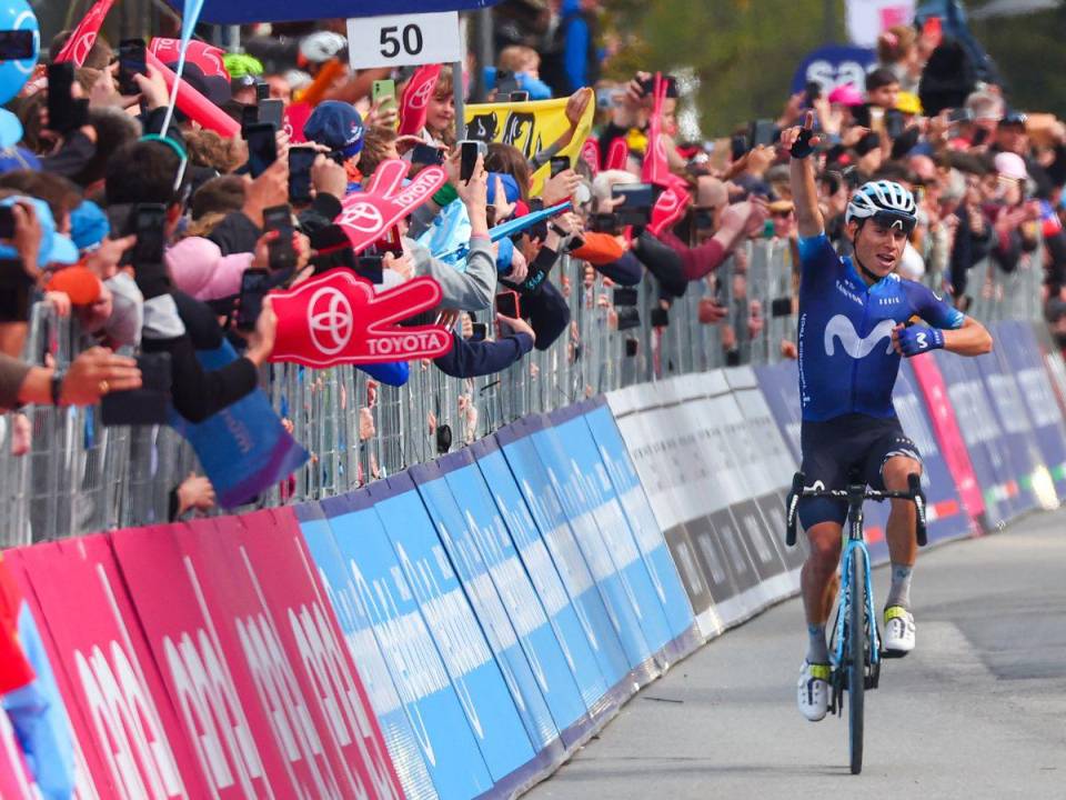 El ciclista colombiano del Movistar Team Einer Rubio celebra al llegar a la meta para ganar la decimotercera etapa de la carrera ciclista Giro d’Italia 2023.