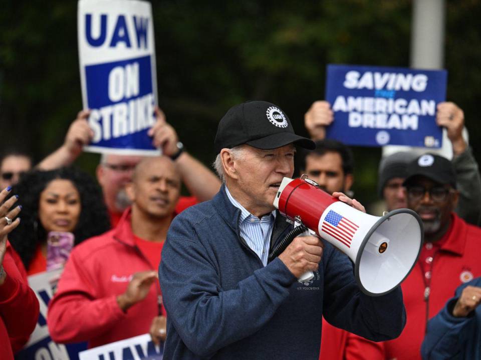 Con una gorra de béisbol y megáfono en mano, el demócrata se dirigió a los obreros del sindicato de los Trabajadores del Automóvil Unidos (UAW) y reconoció “los sacrificios” que realizaron para salvar la industria en 2008.