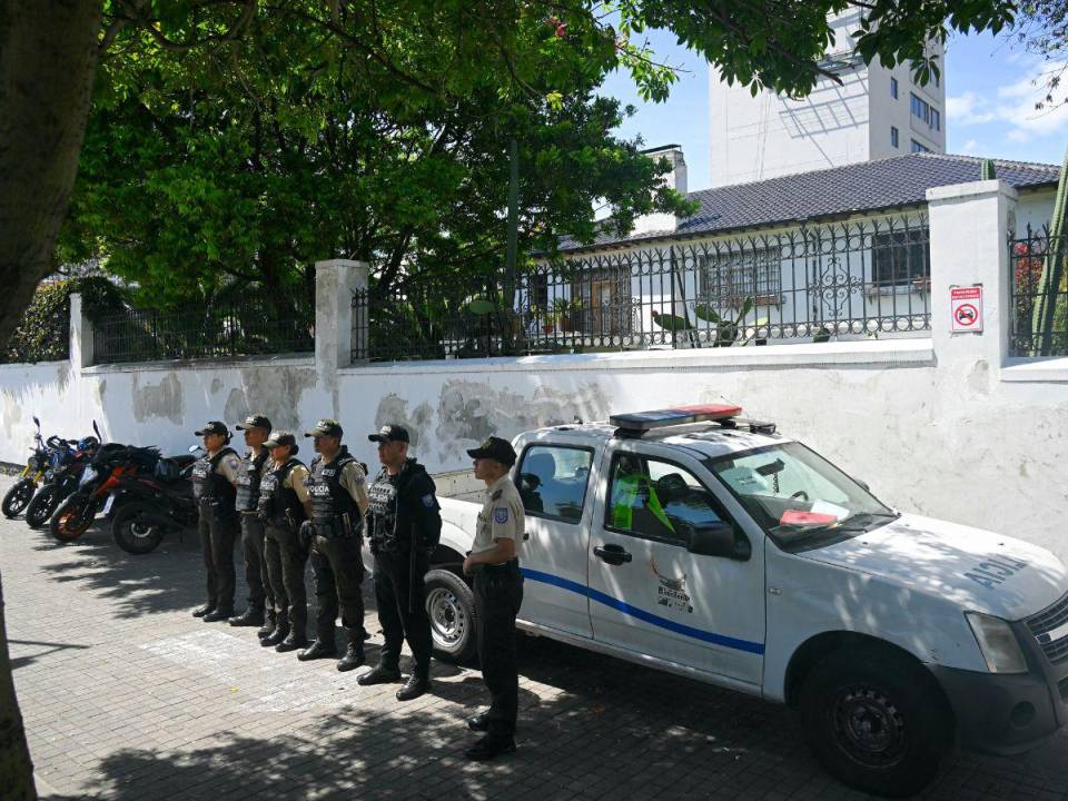 Desde que la policía de Ecuador ingresó a la embajada de México para detener al exvicepresidente Jorge Glas esta ha permanecido rodeada de agentes.