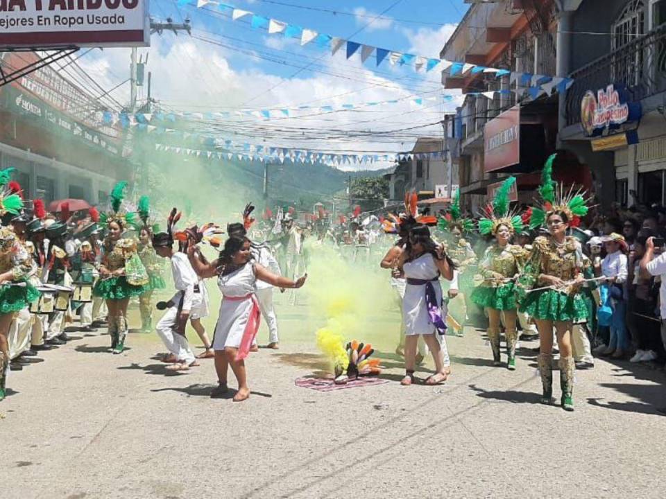 Durante su recorrido algunos colegios realizaron varios bailes.