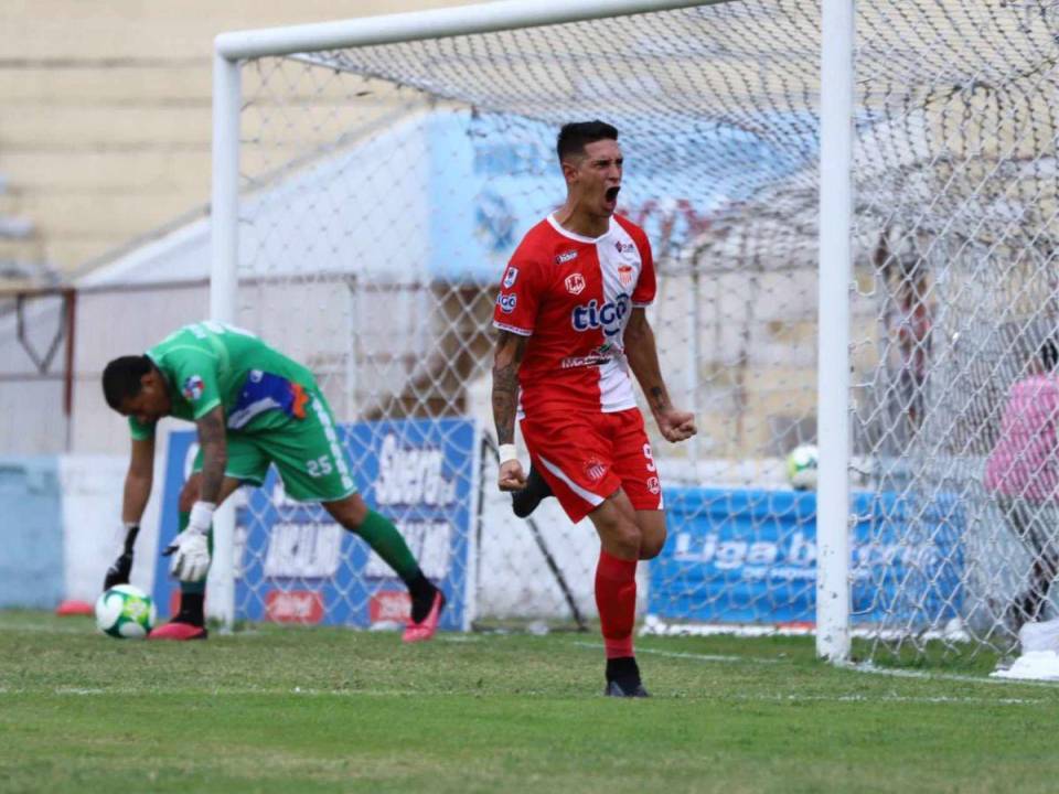 El partido fue muy movido por ambos equipos que estaban urgidos. Y cuando todo parecía que el primer tiempo se iría con paridad el árbitro central Melvin Matamoros sancionó un penal a favor del Vida.