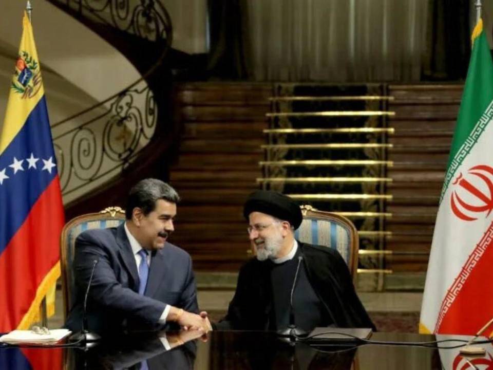 Nicolás Maduro junto al presidente iraní Ebrahim Raisi al firmar el acuerdo por 20 años.