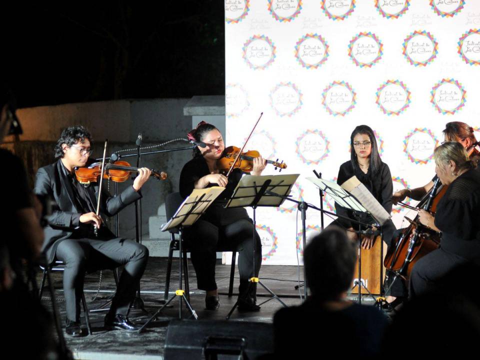 La orquesta del Conservatorio Nacional de Música puso la notal musical en la inauguración del evento que contó con la presencia de poetas de América y otros continentes.