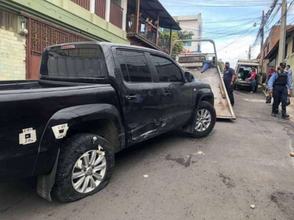 Las evidencias fueron recabadas en el carro pick-up, color negro, encontrado en el interior de una casa en la colonia Miraflores Sur.