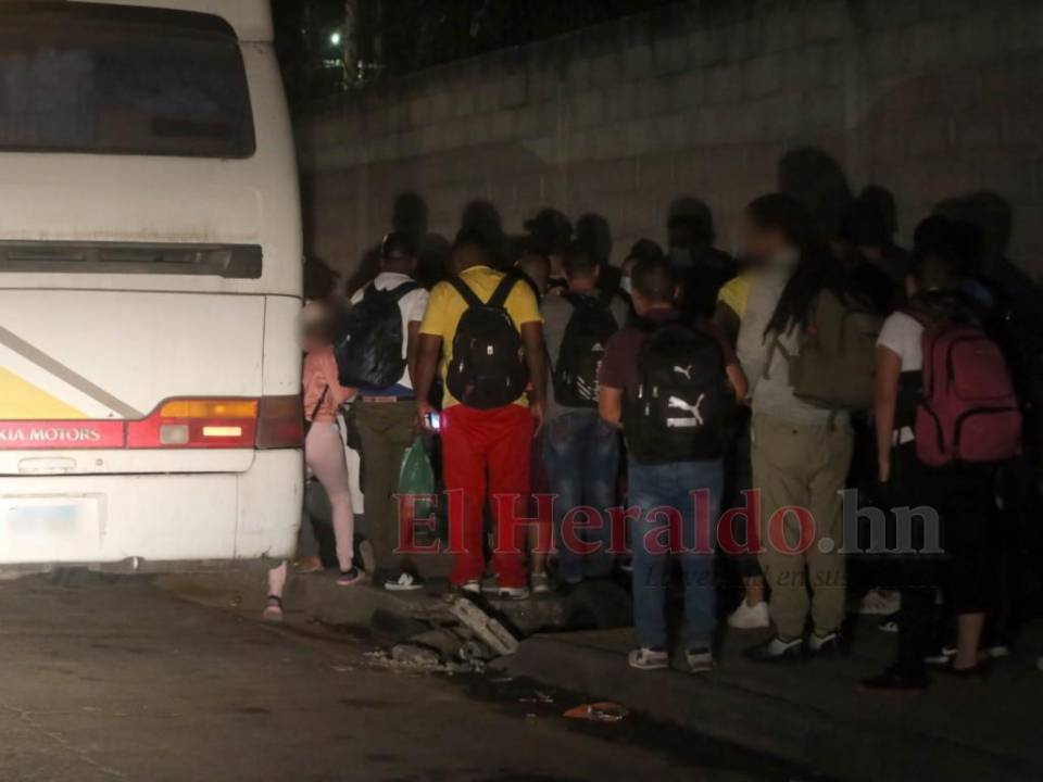Desde las estaciones de buses en Comayagüela salen todas las noches unidades llenas exclusivamente de migrantes.